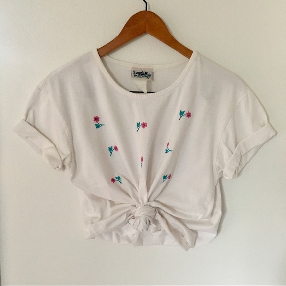 Vintage Tops - Vintage • embroidered flowers t-shirt